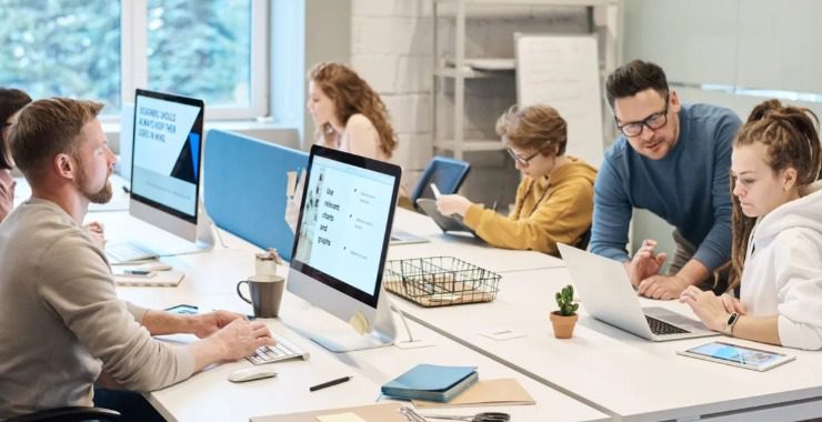 تیم کاری در دفتر مدرن پشت رایانهها؛ کاربرد ابزارهای هوش مصنوعی در کسبوکارهای ایرانی