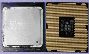 رویه و پشت یک پردازنده Xeon اینتل؛ سمت راست قسمت حرارت‌گیر و سمت چپ پایه‌های سوکت