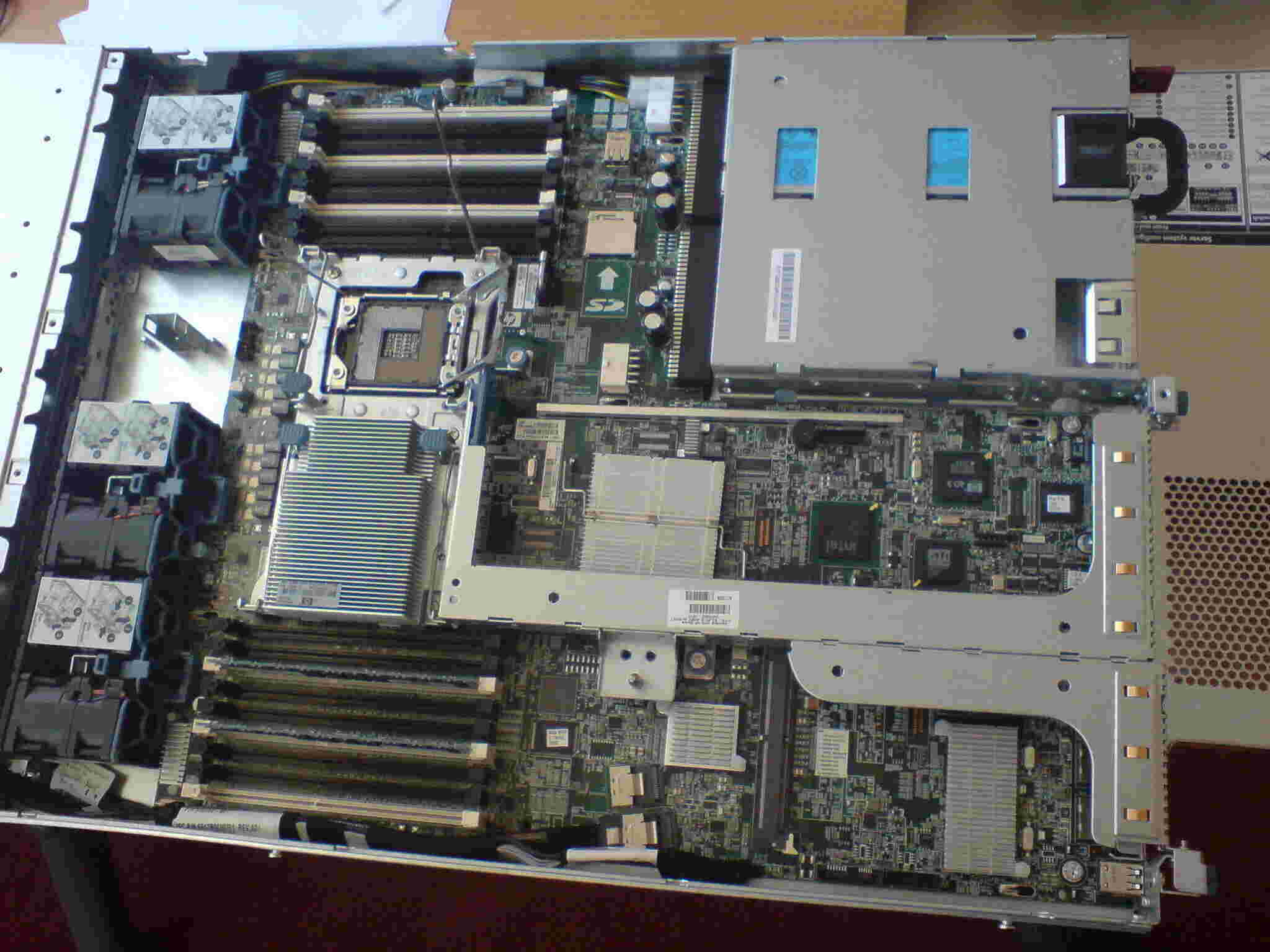 داخل سرور HPE DL360؛ جایگاه پردازنده و رم